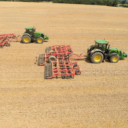 Photo du déchaumeur Kuhn modèle OPTIMER L au travail