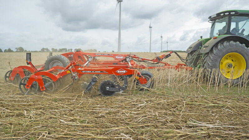 Photo du déchaumeur Kuhn OPTIMER XL au travail