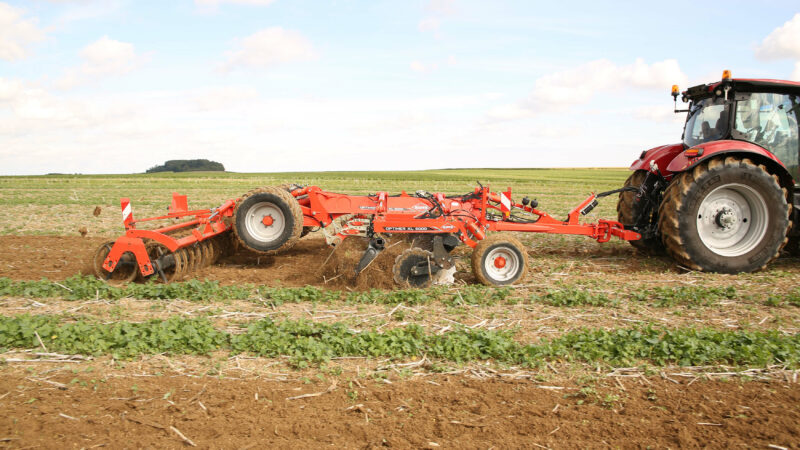Photo vue large du déchaumeur OPTIMER XL 5000 au travail