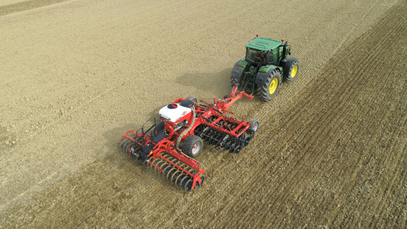 Photo du déchaumeur KUHN modèle OPTIMER XL 5000 au travail