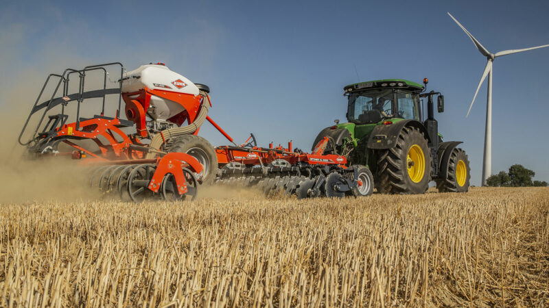 Photo du déchaumeur KUHN OPTIMER XL 5000 en action