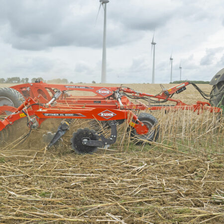 Photo déchaumeur Kuhn modèle OPTIMER XL au travail