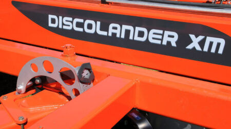 L'indicateur visuel du réglage de l'angle d'attaque des trains de disques est visible depuis la cabine