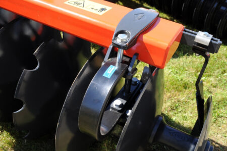 La bride estampée KUHN garantit la forte capacité de pénétration du déchaumeur à disques DISCOLANDER