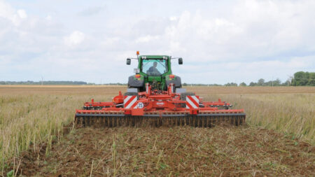 Le DISCOLANDER équipé du rouleau HD-Liner rappuye et consolide le sol en profondeur