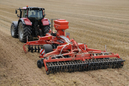 DISCOVER XM2 mit SH 402 zum Ausbringen einer Decksaat