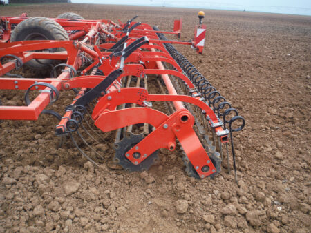 Double rouleau U en action sur un sol pierreux