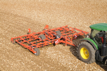 Les réglages hydrauliques en continu permettent d'ajuster la profondeur de travail du PROLANDER depuis la cabine