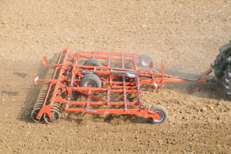 Le cultivateur à dents vibrantes PROLANDER en préparation du lit de semence