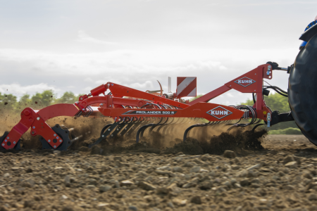 Le dégagement important du PROLANDER permet de travailler dans les résidus