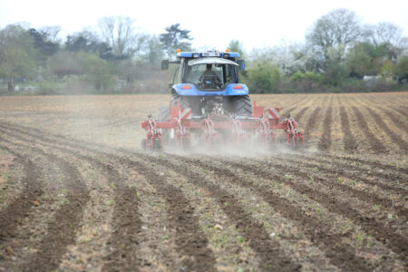 Le passage du STRIGER 100 au printemps permet de préparer la ligne de semis