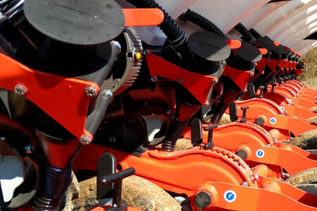 Die KOSMA Einzelkornsämaschine wird mit bis zu 120 kg Schardruck im Boden geführt