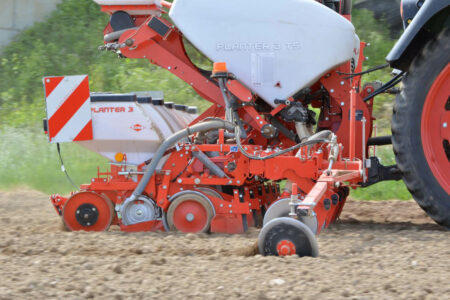 Seitenansicht der PLANTER 3 beim Einsatz mit Schneidscheiben