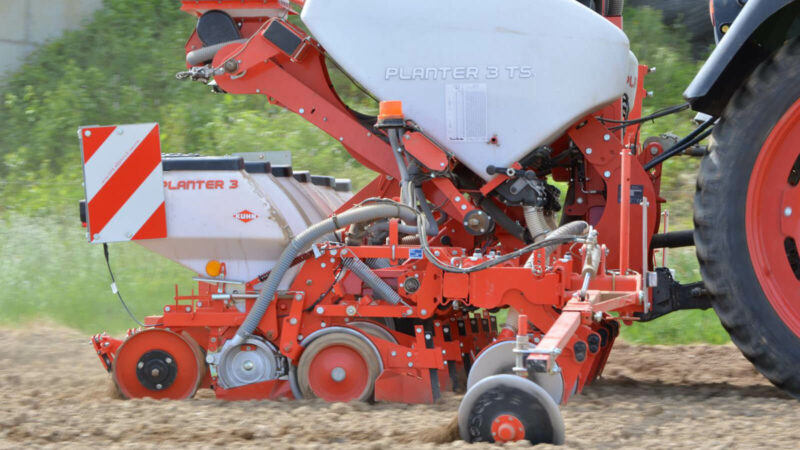 Seitenansicht der PLANTER 3 beim Einsatz mit Schneidscheiben