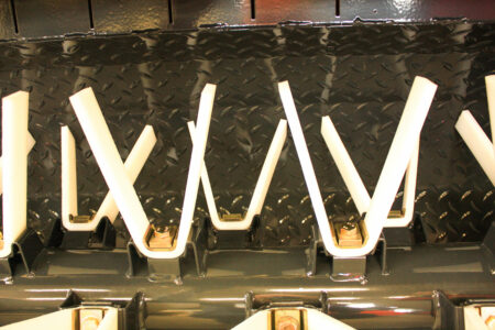 V-förmige Zinken und Leitbleche erhalten die Qualität des Futters.