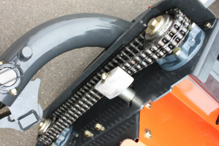 Zum Ändern der Aufbereiterdrehzahl werden einfach die Kettenräder gewechselt.