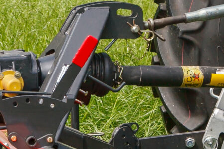 Der starre Anbaubock mit beweglichen Unterlenkerbolzen ermöglicht eine gute Bodenanpassung