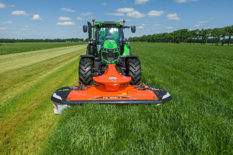 Photo de la faucheuse à tambours frontale PZ 3021 F au travail