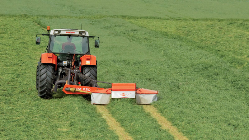 Photo de la faucheuse à tambours PZ 220 avec conditionneur fauchant de l'herbe