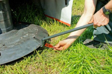 Für den Messerwechsel wird lediglich ein Gabelwerkzeug benötigt.