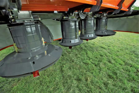 Die Frontverkleidung kann umgeklappt werden, um die Klingen freizulegen.