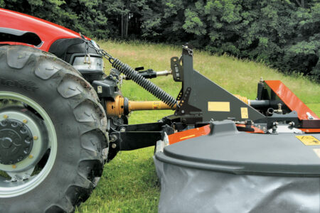 Das Mähwerk wird nah am Schlepper montiert.