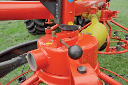 Wenn die HAYBOB 360 für die seitliche Schwadablage genutzt wird, muss die Drehrichtung eines Rotors durch Umlegen eines Hebels geändert werden.