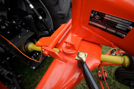 Beim Ausheben zum Transport stellt sich der Anbaubock automatisch mittig und wird aus Sicherheitsgründen arretiert.