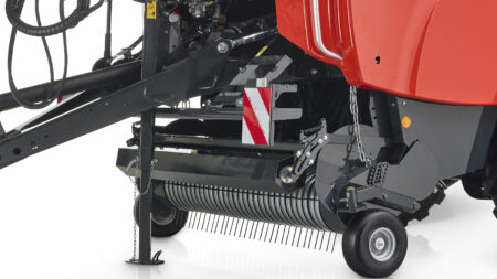 Un large pick-up avec rouleau tasse-andain robuste et pare-vent.