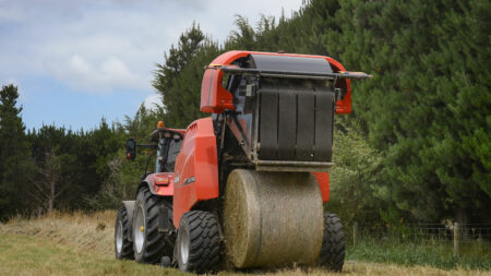 Le système de liage par filet avec technologie d'étirage active assure des balles de forme optimale grâce à la tension constante du filet.