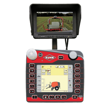 Écran caméra montrant une enrubanneuse et des balles