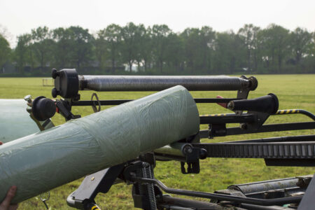 Grâce aux pré-étireurs pivotants, il est très simple et pratique de charger le film.