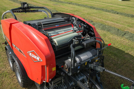 Photo de deux rouleaux de film étirable 750 mm normaux liant une balle