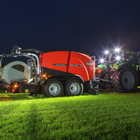 KUHN FBP 3135 à chambre fixe BalePack au travail