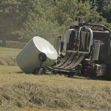 Dépose les balles sur le côté plat après l'enrubannage