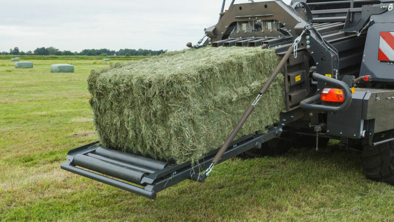 SB 1270 X mettant de l'ensilage en balles