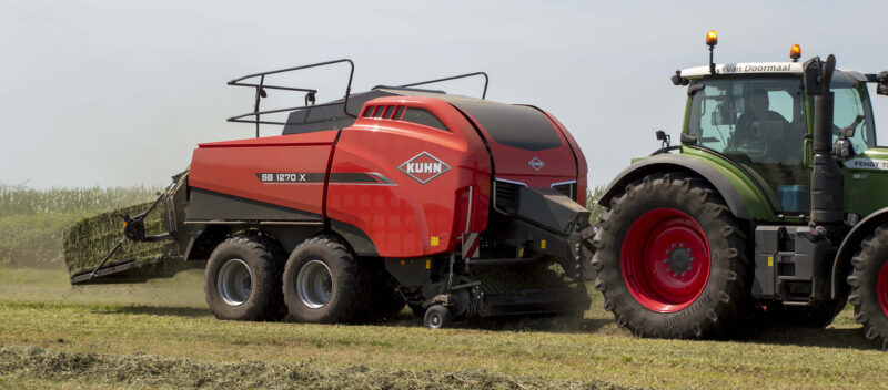 SB 1270 X beim Pressen von Silage