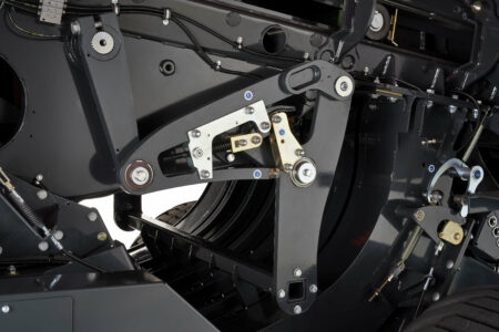 Le système de pré-compression garantit la formation de paquets homogènes et de lourdes balles rectangulaires quelles que soient les variations des andains.