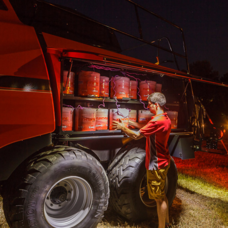 Les coffres de stockage de la ficelle pivotent sur le côté, afin de permettre un accès aisé