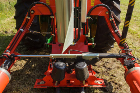 Un coupe-film hydraulique maintient et coupe le film automatiquement.