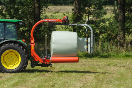 Grâce à l'attelage 3 points, le centre de gravité de cette machine portée est proche du tracteur.