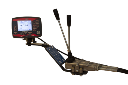 In der computergesteuerten Ausführung (C) kommt ein Bediengerät zum Einsatz, das dem Fahrer alle Informationen und Funktionen für den vollautomatischen Wickelprozess liefert.