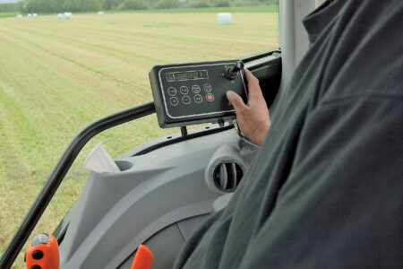 La version à boîtier programmable (C) fait appel à un boîtier qui fournit l'ensemble des informations et options requises pour permettre un fonctionnement entièrement automatisé de l'intégralité du processus d'enrubannage.