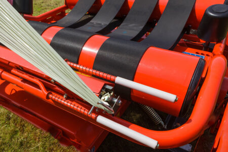 Un coupe-film à ressort maintient et coupe le film automatiquement.