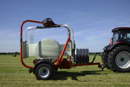 L'enrubanneuse est dotée d'un double satellite à grande vitesse améliorant son fonctionnement afin d'augmenter sa vitesse à 40 t/min pour une vitesse de 5 km/h.
