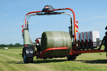Le système de chargement unique, avec son long bras de chargement intégré à la table d'enrubannage.