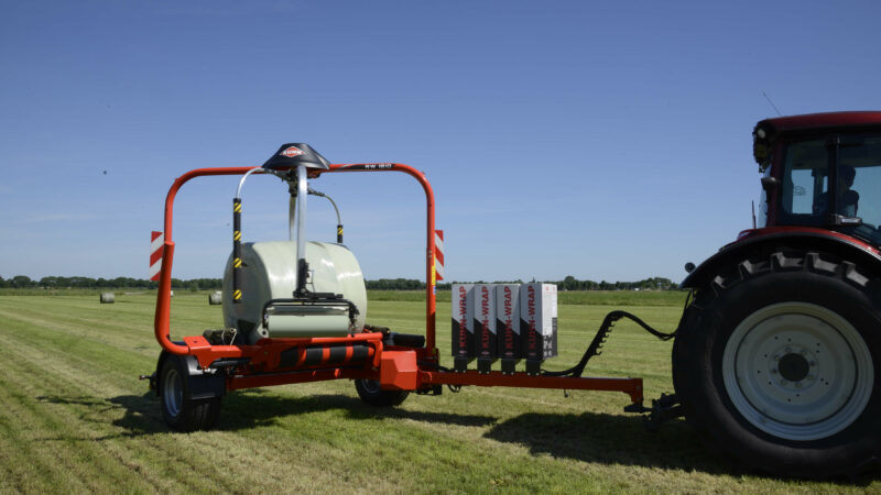 Enrubanneuse pour balles rondes RW1800 enrubannant une balle en 3D.