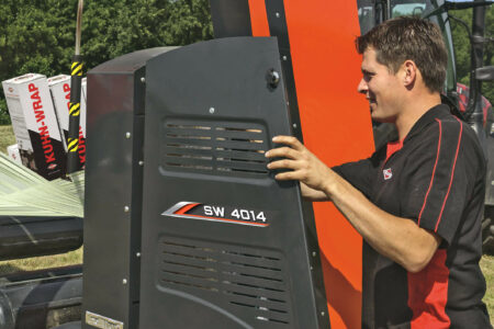 Les larges capots latéraux de l'enrubanneuse SW 4014 assurent une excellente accessibilité pour la maintenance.