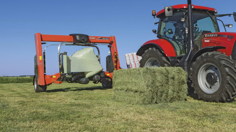 SW 4014 enrubannant une balle rectangulaire avec une balle rectangulaire devant le tracteur