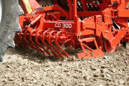 Combiné à dents CD 300 et semoir INTEGRA